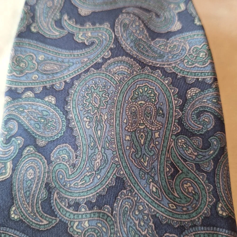 417‎ by Van Heusen Men's Necktie Blue Green Paisley 100% Silk Made In USA